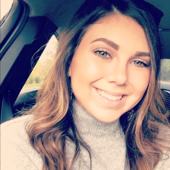 Profile Picture of Michaela King (@michaeladk) on Poshmark