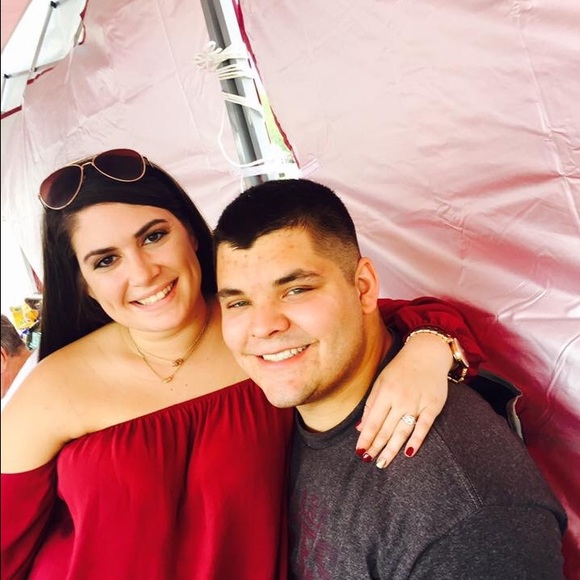 Profile Picture of Taylor Noles (@taylornoles94) on Poshmark