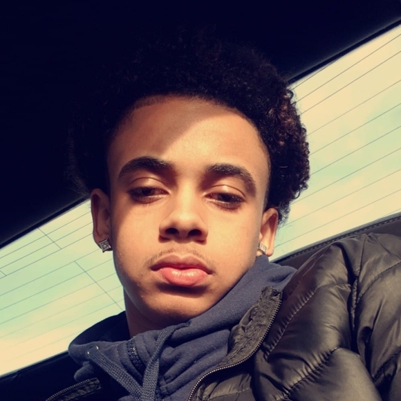 Profile Picture of Junior Junior (@juniorlimaa) on Poshmark