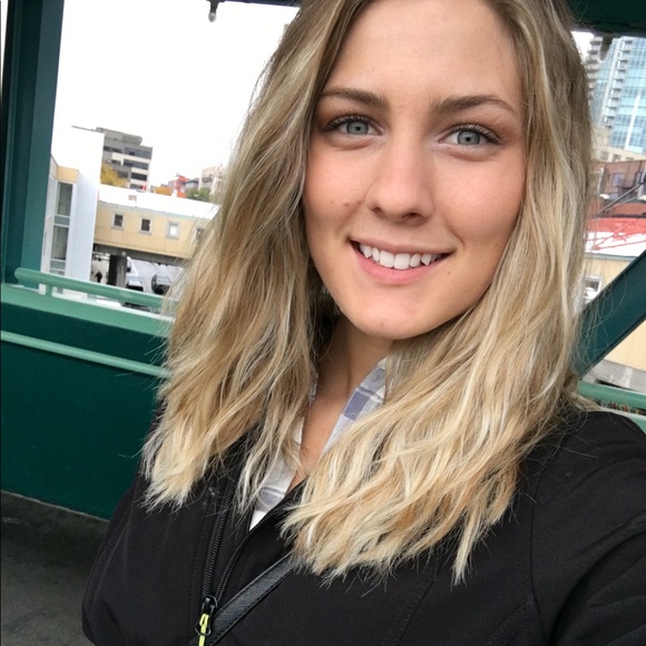 Profile Picture of Anna Keating (@annakeating) on Poshmark