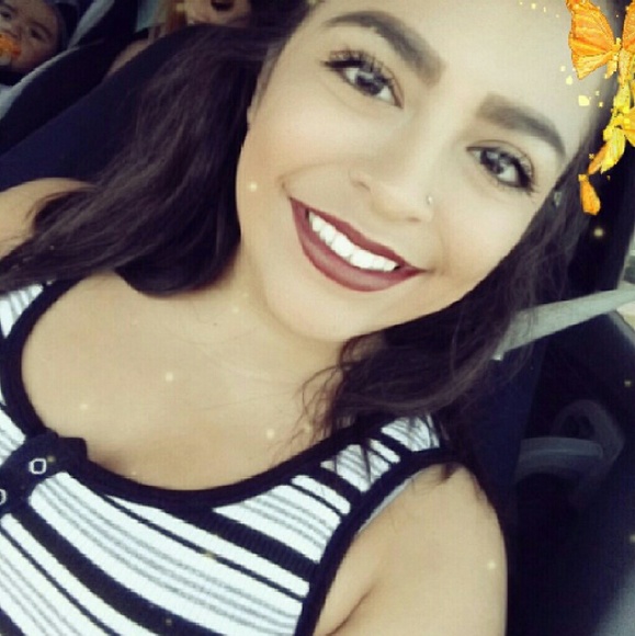 Profile Picture of L Ramirez (@_lexieramirez_) on Poshmark