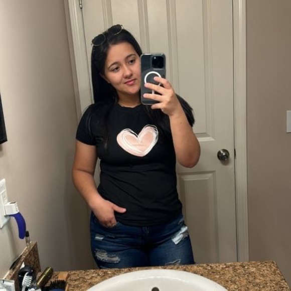 Profile Picture of Debora Irber (@debinha2003) on Poshmark