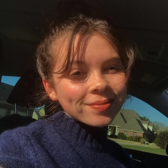 Profile Picture of Isabeau Battistone (@isabeaub) on Poshmark