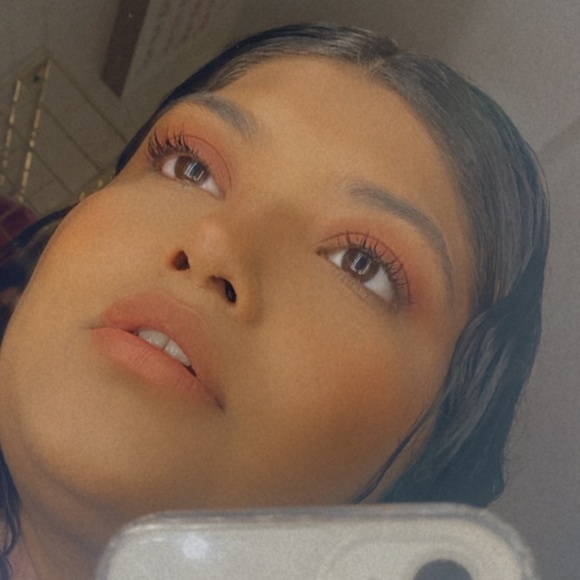 Profile Picture of Sandra Cuellar (@sandra03484) on Poshmark