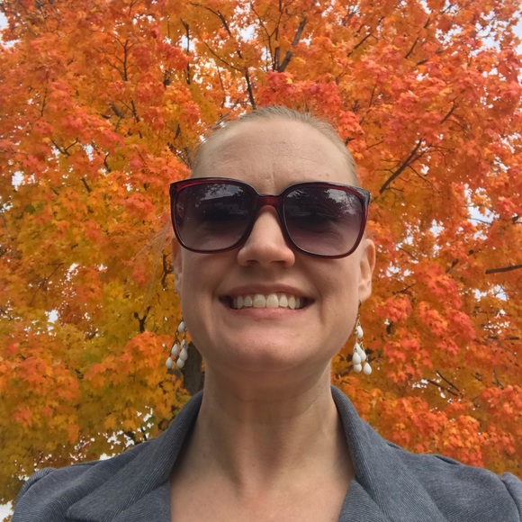 Profile Picture of Lara Paul (@lzgreenruby) on Poshmark