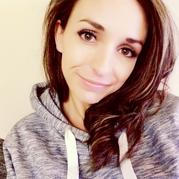 Profile Picture of Jamie Roby (@jamieroby) on Poshmark