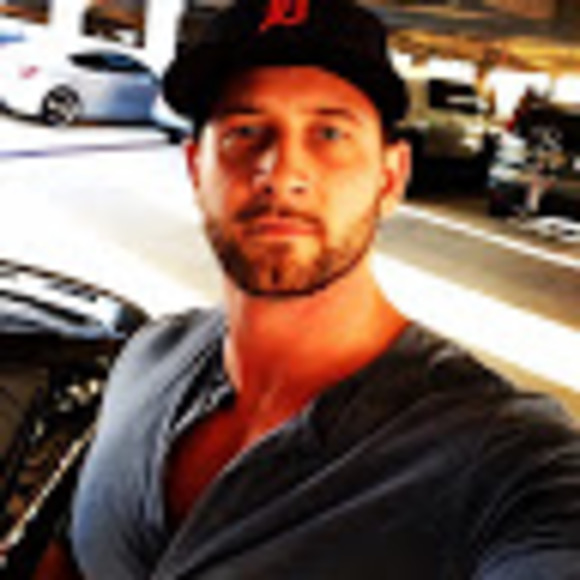 Profile Picture of Adam Henry (@adamhenry327) on Poshmark