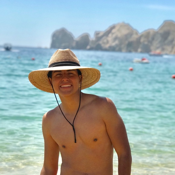 Profile Picture of Mario Jacquez (@mari0__) on Poshmark