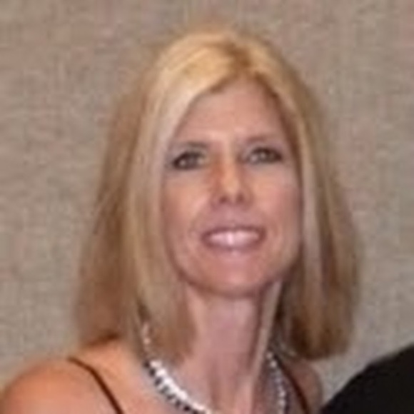 Profile Picture of Debbie Oreilly (@debbieoreilly) on Poshmark
