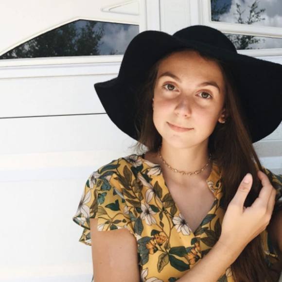 Profile Picture of Ariana Clendinen (@aclendinen) on Poshmark