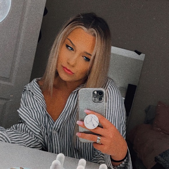 Profile Picture of Alexandra David (@alexdavid10) on Poshmark