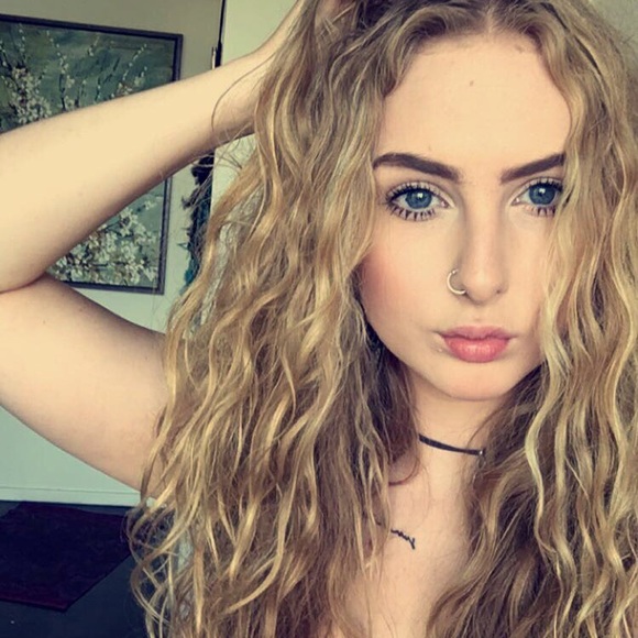 Profile Picture of Julia Downey (@julianicole34) on Poshmark