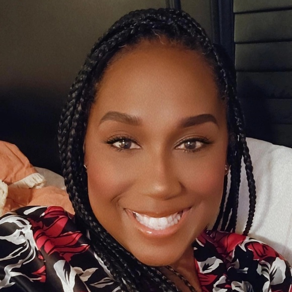 Profile Picture of Bianca Davis (@biancadavis938) on Poshmark