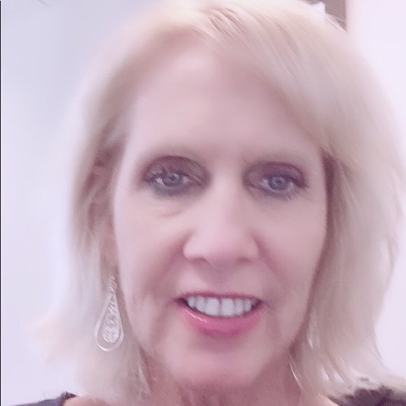 Profile Picture of Kathy Hutchins (@kahutch100) on Poshmark