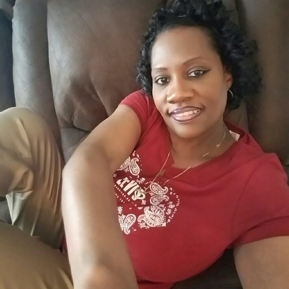 Profile Picture of Kim Deaton (@pqkkk) on Poshmark