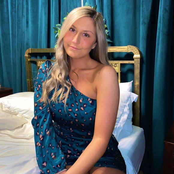 Profile Picture of Erin Lowthian (@elowthian5) on Poshmark