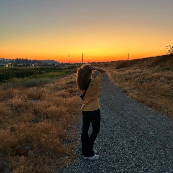 Profile Picture of Sam Day (@samclothes10703) on Poshmark