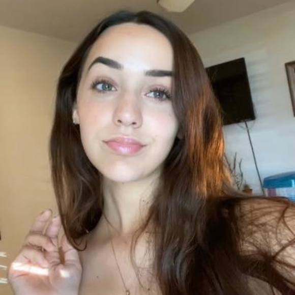 Profile Picture of Alexis Havens (@alexisineustis) on Poshmark