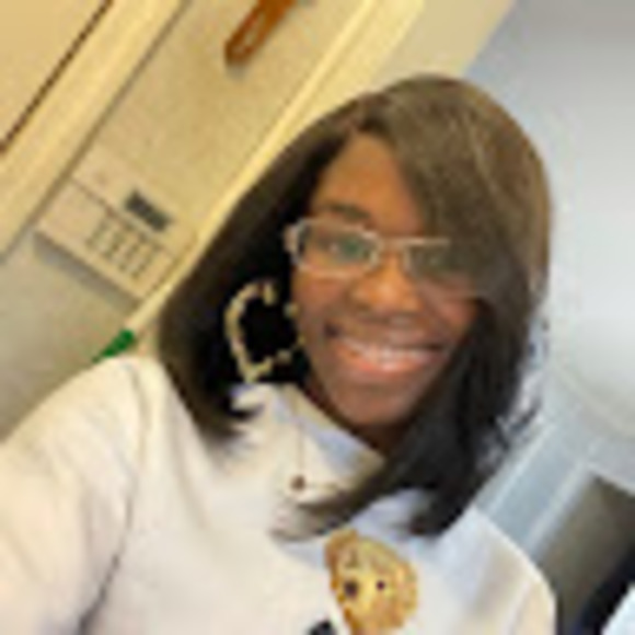 Profile Picture of Danielle Hepburn (@dhepburn930) on Poshmark