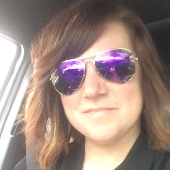 Laura Bevington - Poshmark Profile Picture of Laura Bevington (@lauravbevington) on Poshmark