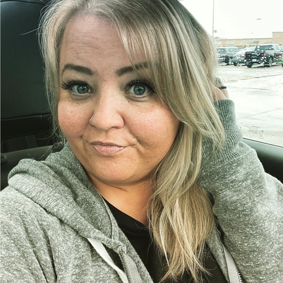 Profile Picture of Becca Grainger (@becca4988) on Poshmark