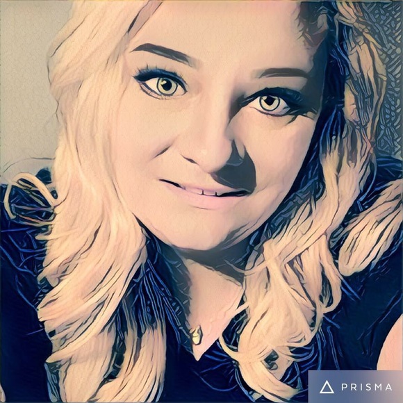 Profile Picture of Danielle Vollmert (@dvollmert1) on Poshmark