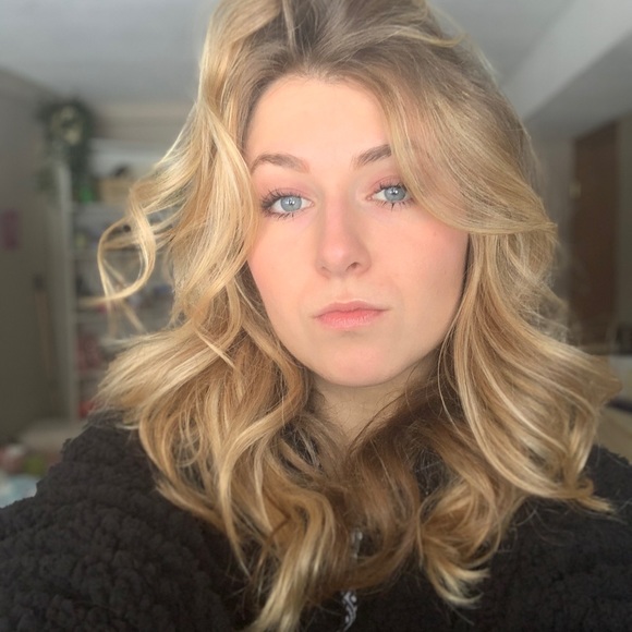 Profile Picture of Lindsey Carson (@lindseycarson23) on Poshmark