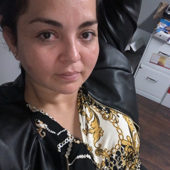 Profile Picture of Iris Lazo (@informations7) on Poshmark