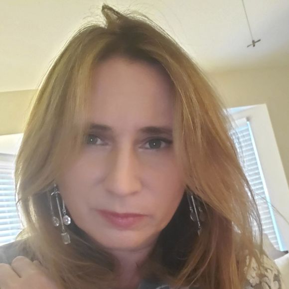Profile Picture of Elodie Nordstrom (@elodienordstrom) on Poshmark