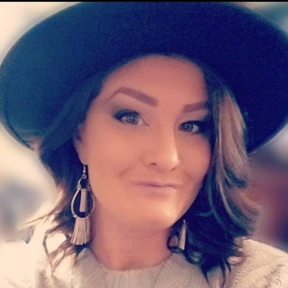 Profile Picture of Crystal Parlin (@crystalbrickner) on Poshmark