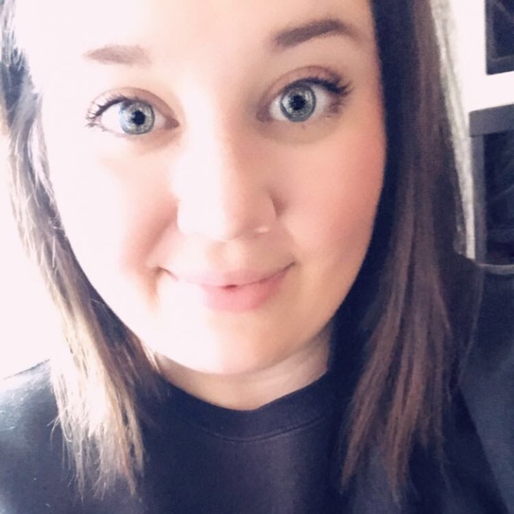 Profile Picture of Tori Sheldon (@toriannsheldon) on Poshmark