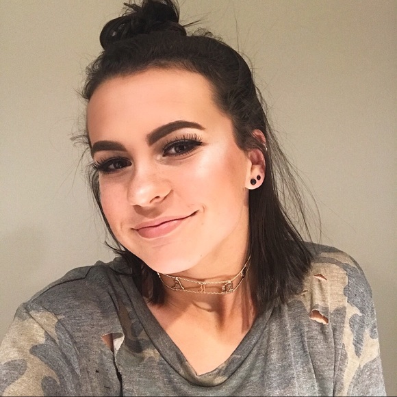 Profile Picture of Izzy Tolfa (@izzytolfa) on Poshmark