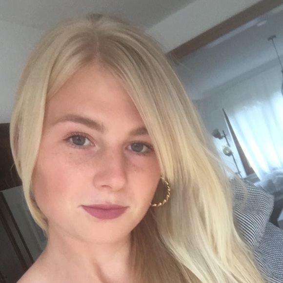 Profile Picture of Franziska Nobis (@franzinobis) on Poshmark