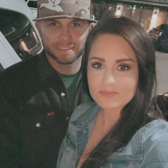 Profile Picture of Lindsey Lovelace (@lindseylovel933) on Poshmark