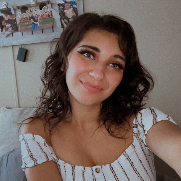 Profile Picture of Jasmine Albee (@jasminealbee) on Poshmark