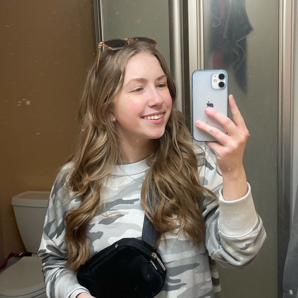 Profile Picture of Gracie Seltzer (@gracieseltzer) on Poshmark