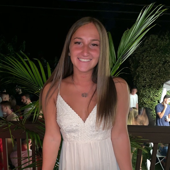 Profile Picture of Alexa Esposito (@aesposito20) on Poshmark