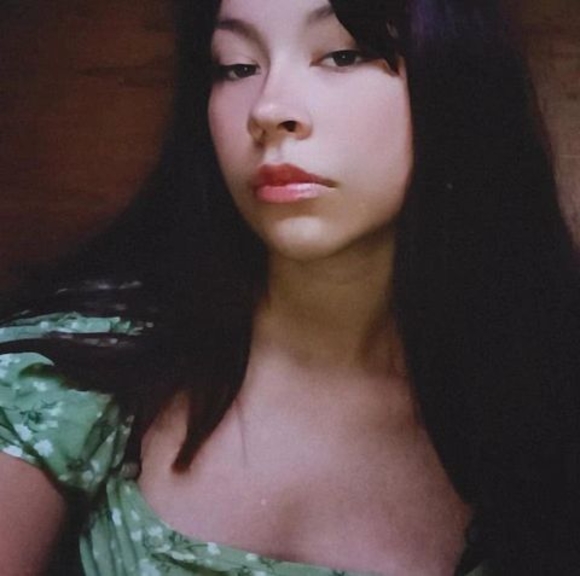 Profile Picture of Arielanna Huff (@arielannahuff) on Poshmark