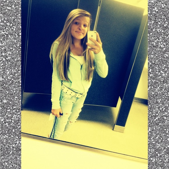 Profile Picture of Alicia Gsell (@alicia0330) on Poshmark