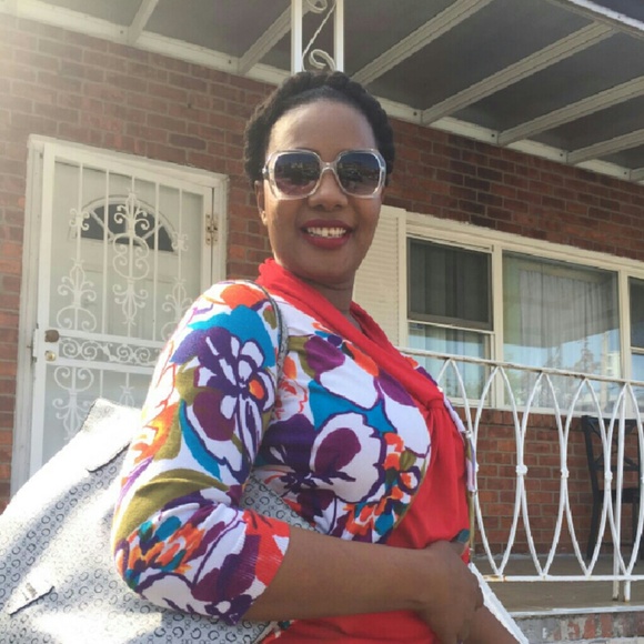 Profile Picture of Rogena Exantus (@rogiecool) on Poshmark