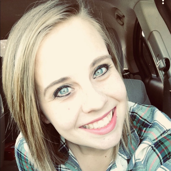 Profile Picture of Bailey Curry (@baileycurry15) on Poshmark