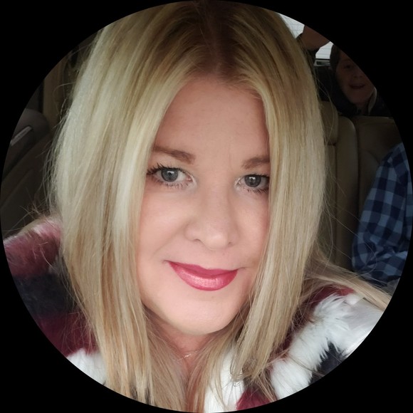 Profile Picture of Carrie Parish (@capesq) on Poshmark