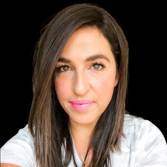 Profile Picture of Nicole Nagata (@nicolenagata) on Poshmark