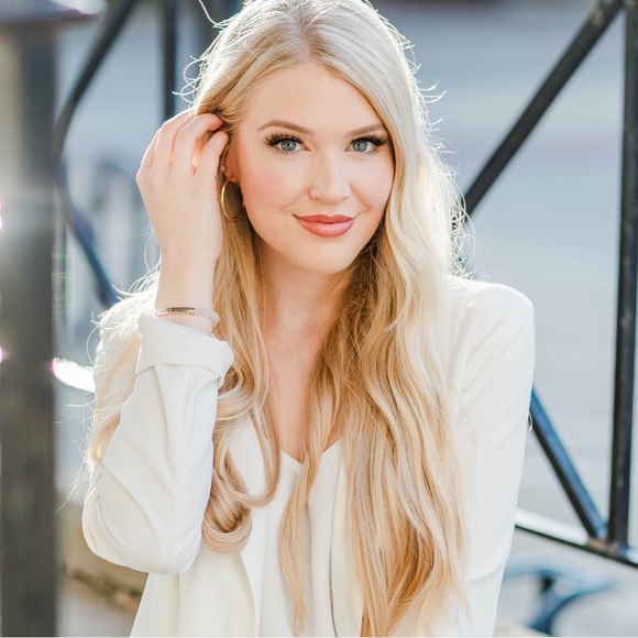 Profile Picture of Chloe Warren (@chloee_warrenn) on Poshmark