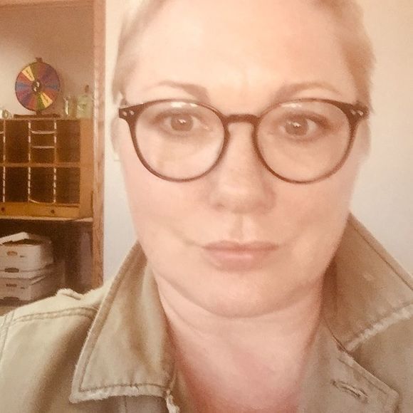 Profile Picture of Julia Petri (@moissien) on Poshmark