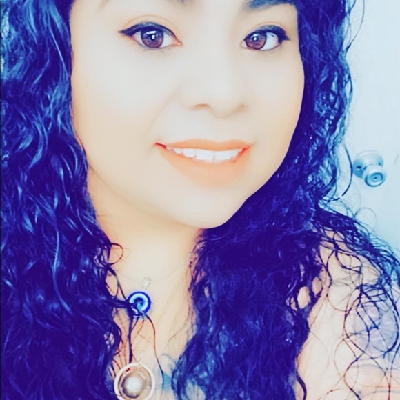 Profile Picture of Mandee Lopez (@mandee_lopez) on Poshmark