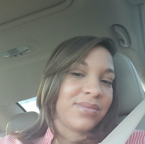 Profile Picture of Whitney Redd (@tobeah2424) on Poshmark