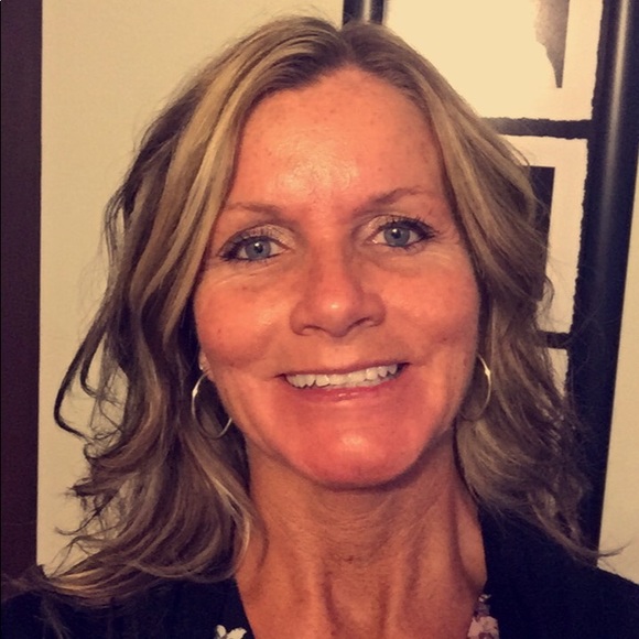 Profile Picture of Dolly Mitchell (@dabright1) on Poshmark