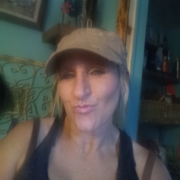 Profile Picture of Amber Lingo (@amberlingo0525) on Poshmark