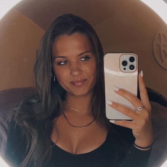 Profile Picture of Emma Mumby (@closetofwonderz) on Poshmark